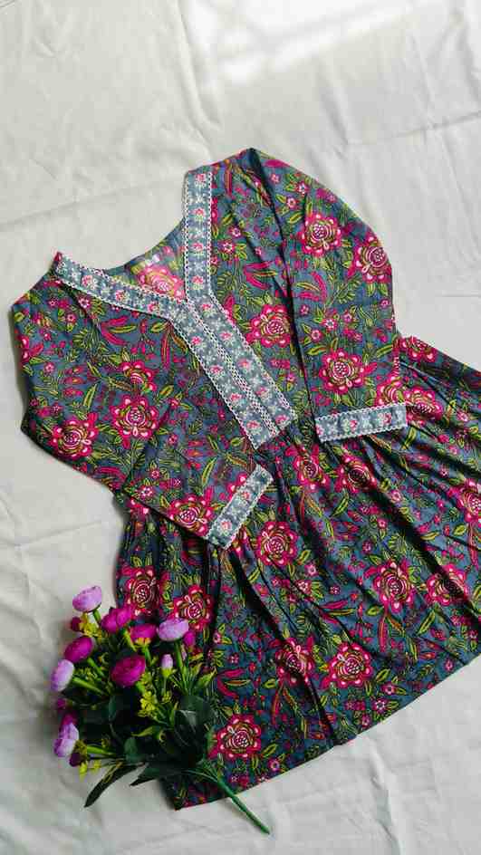 Women’s Floral Garden Printed Kurti – V-Neck with Lace Detailing
